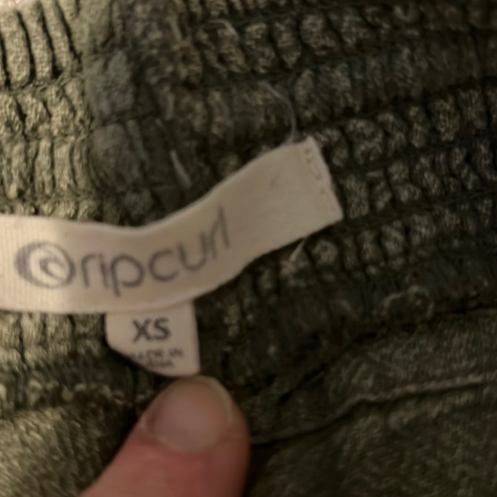 Rip curl green army color pants with elastic at legs. XS
